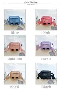 Collage de mini sacs bandoulière en nylon pour enfants en six couleurs sur plateaux