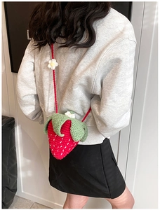 Vue arrière d'un mannequin portant un sac à bandoulière fraise fait à la main