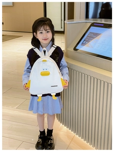 Vue détaillée du sac à dos canard blanc mignon porté par une petite fille dehors
