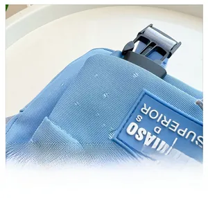 Détail de la toile bleu ciel imperméable avec gouttes d'eau et logo de marque en caoutchouc