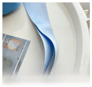 Gros plan sur la bandoulière en toile bleu clair avec texture sergée pour sac d'enfant