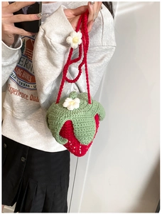 Détails du crochet d'un sac bandoulière fraise fait main avec sangle rouge vif