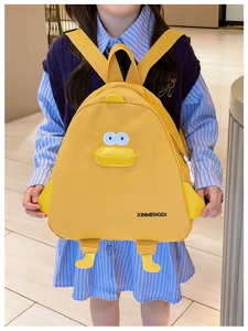 Vue détaillée du sac à dos canard jaune pour enfant avec yeux 3D et ailes mignonnes