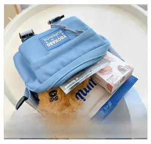 Capacité interne du mini sac bandoulière en toile montrant l'espace pour les petits objets