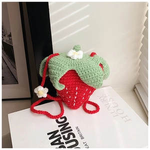 Détail du sac fraise au crochet fait main avec fleur 3D et bandoulière en maille rouge