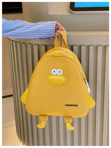 Détail du sac à dos canard jaune pour enfants avec ailes et pieds en relief