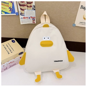 Détail d'un joli sac à dos canard blanc avec des ailes et pieds jaunes sur fond décoratif