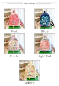 Detaillierte Farbanzeige von Kinderrucksäcken in Pink, Blau, Violett und Weiß