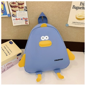 Détail d'un sac à dos canard bleu avec des ailes et des pattes jaunes en 3D pour enfants