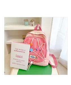 Detailansicht des rosa Kinderrucksacks mit elastischem Kordelzug und Perlenanhängern