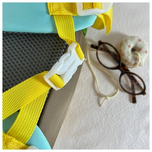 Détail du sac à dos enfant bicolore avec boucle solide et bretelles en maille