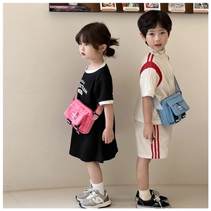Vue détaillée des sacs bandoulière roses et bleus en toile pour enfants avec boucles