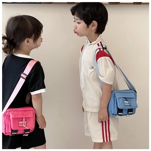Sacs à bandoulière en toile pour enfants en rose et bleu portés au quotidien