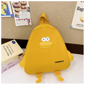 Détail du sac à dos canard jaune pour enfant avec éléments 3D en forme d'aile et bec