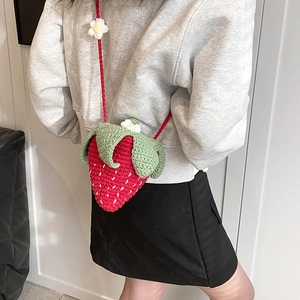 Sac à bandoulière fait main en crochet fraise avec maille rouge et détails feuilles