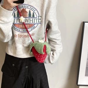 Sac fraise au crochet fait main avec détail de feuille verte et bandoulière tissée