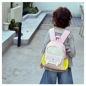 Vue extérieure d'un sac à dos enfant tricolore rose, crème et jaune avec bretelles rembourrées