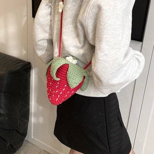Sac à bandoulière mignon en crochet fraise avec laine rouge et détail de fleur