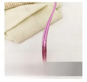 Détail du sac cœur rose métallisé avec fermeture éclair argentée et couture fine