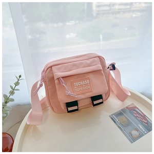 Détail du mini sac bandoulière rose pour enfants avec double boucle et sangle réglable