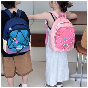 Detailansicht Kinderrucksack mit Sternenmuster und dekorativen Buchstabenperlen für Schulkinder