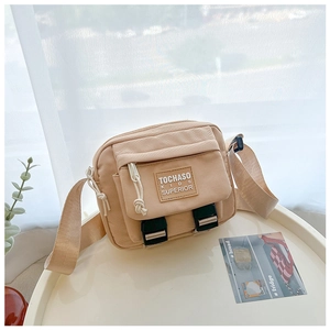 Détails d'un sac bandoulière enfant en toile avec sangle réglable et boucles