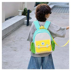 Vue en situation d'un sac à dos coloré pour enfant avec écusson Good Luck brodé