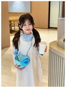 Détail du sac bandoulière cœur pour enfant avec finition métallique laser bleue