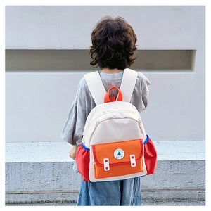 Vue extérieure montrant la taille et l'ajustement du sac à dos enfant coloré