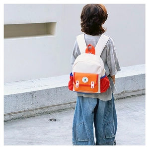 Détail du sac à dos enfant coloré avec poche orange et boucle blanche en toile