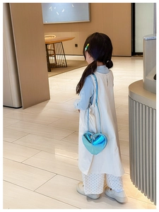 Gros plan sur le sac à bandoulière cœur bleu métallisé pour enfant avec fine lanière
