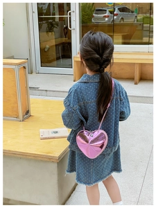 Détail du sac cœur pour enfant en similicuir violet laser avec finition métallique