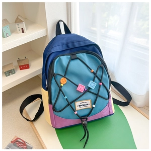 Details des bunten Patchwork-Rucksacks mit Sternanhängern und Netzseildekorationen