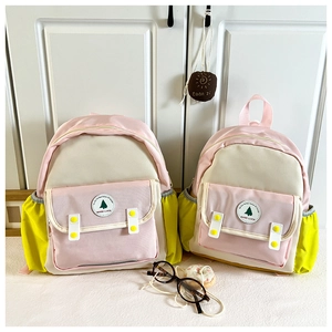 Comparaison détaillée de sacs à dos en toile, petit et grand modèles, rose et jaune pastel