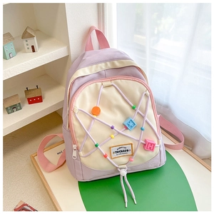 Detail des lila und cremefarbenen Kinderrucksacks mit bunten Perlen und Kordelzug-Design