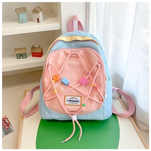 Detailansicht des Kinderrucksacks mit bunten Sternperlen und verstellbaren Kordelzügen