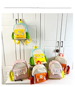Détail de sacs à dos colorés pour enfants en nylon avec écusson et poches en filet