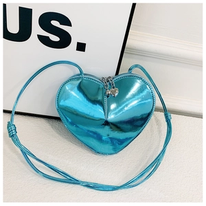 Détail de sac en forme de cœur bleu métallisé avec une fermeture éclair cœur assortie