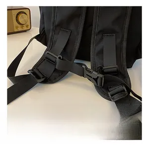 Details von verstellbaren Schultergurten und Brustschnalle an schwarzem Kinderrucksack