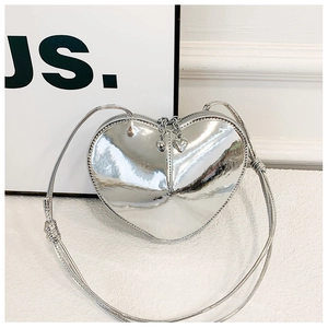 Détail du sac cœur argenté effet miroir pour enfants avec fermeture et bandoulière