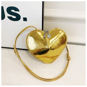 Détail du sac enfant en forme de cœur avec fini doré métallisé et double zip cœur