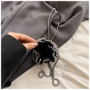 Dettaglio della mini borsa a secchiello con strass, catena argento e fodera nera