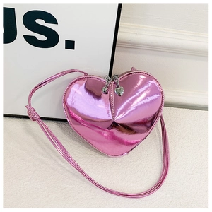 Détail du sac à bandoulière cœur rose laser avec doubles tirettes de zip en cœur argenté