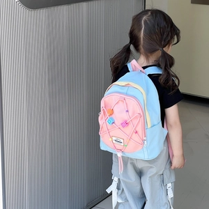 Kinderrucksack mit Sternenmotiv im bunten Macaron-Farbblock-Design und Trageriemen
