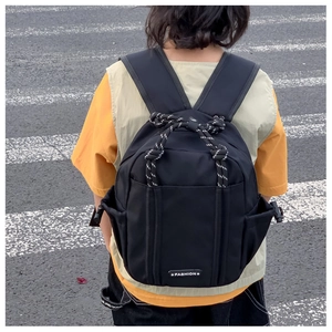 Details der ergonomischen Schultergurte und des strapazierfähigen Stoffes am Kinderrucksack