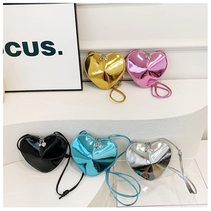 Détails de sacs à bandoulière en forme de cœur aux couleurs métallisées comme l'or et le rose