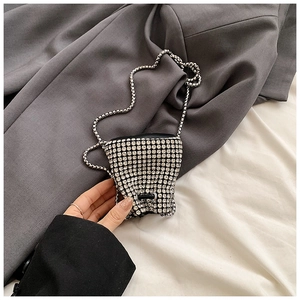 Dettaglio mini borsa a secchiello nera con strass argento e tracolla a catena