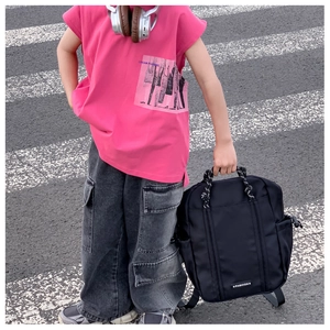 Schwarzer multifunktionaler Kinder-Rucksack kombiniert mit lässigem Streetwear-Outfit