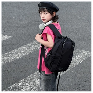 Detailansicht des schwarzen Nylon-Kordelzug-Rucksacks mit Netztaschen und Mode-Logo
