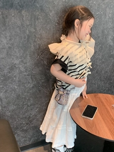 Dettaglio della mini borsa a secchiello argento con strass e catena per bambini